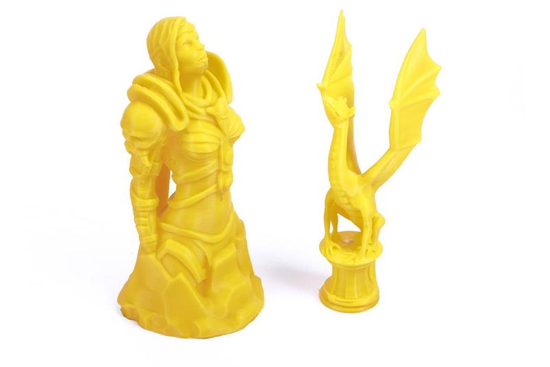 две желтые фигурки из пластика