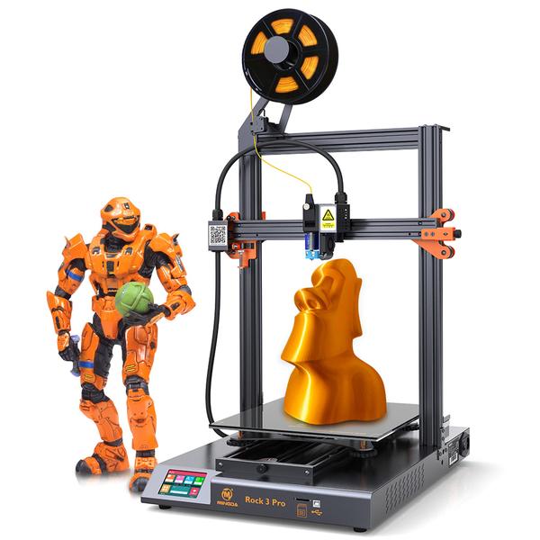 робот и фигурка на платформе 3д принтера