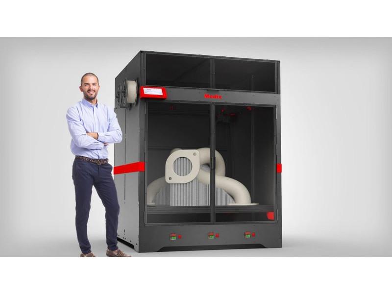 3D принтер Modix BIG-Meter с мужчиной