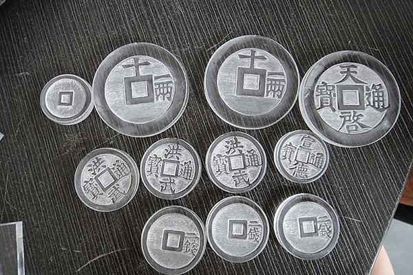 монеты из оргстекла